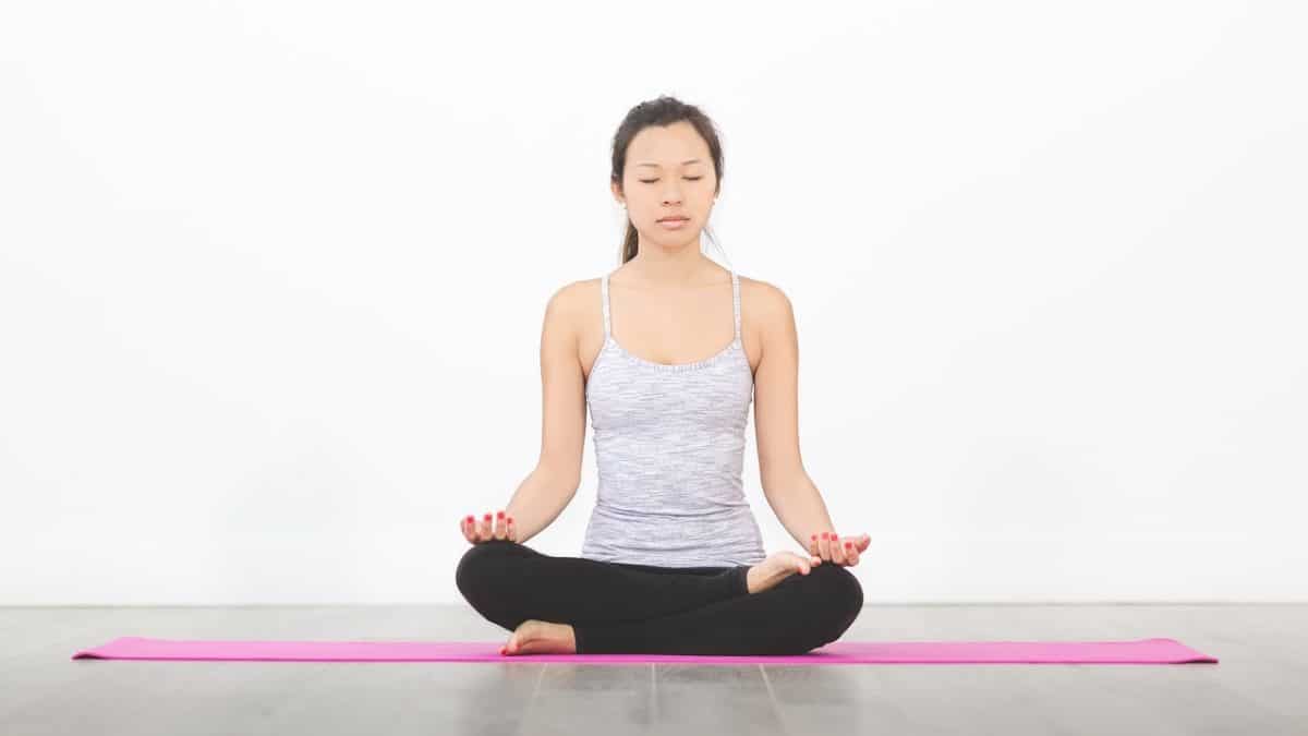 ऊर्ध्व पद्मासन करने का तरीका और फायदे – Urdhva Padmasana (Inverted Lotus  Pose) steps and benefits in Hindi
